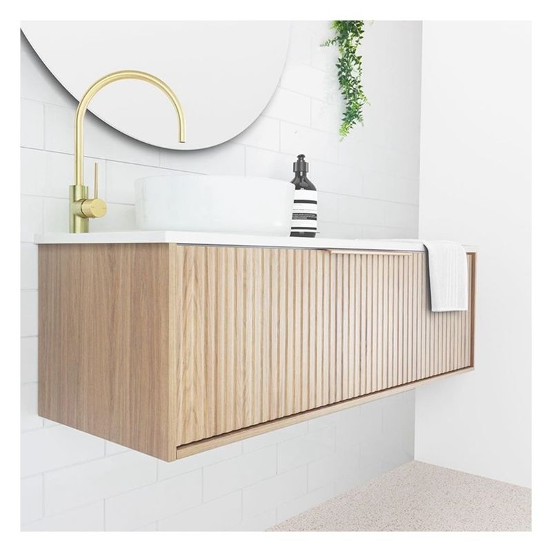 Appartement badkamer vanity met massief houten deurpaneel en aangepaste licht hout graan