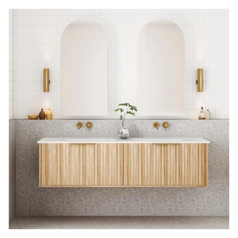 Appartement badkamer vanity met massief houten deurpaneel en aangepaste licht hout graan