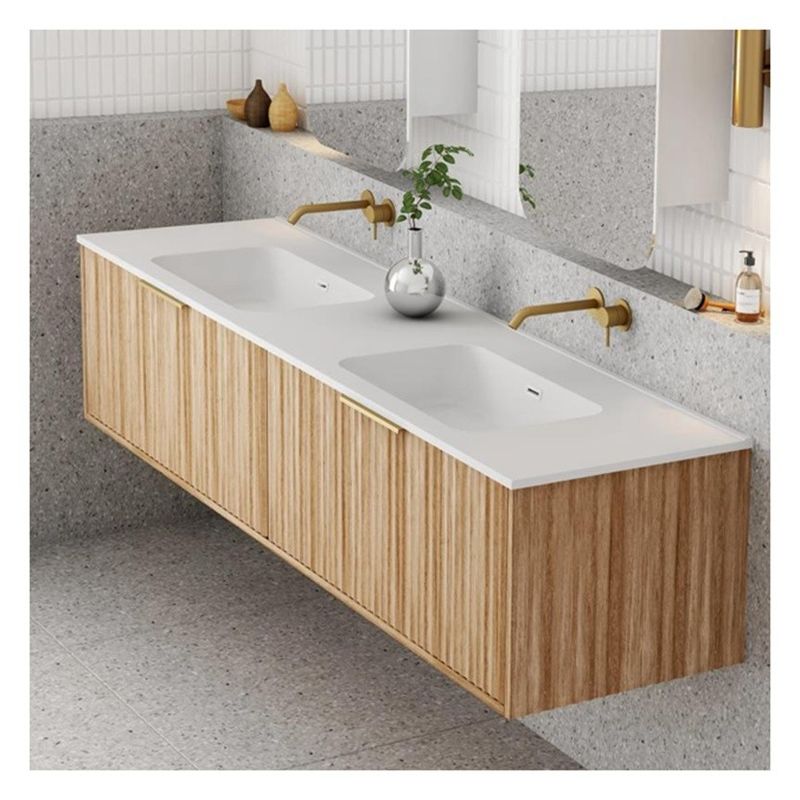 Appartement badkamer vanity met massief houten deurpaneel en aangepaste licht hout graan