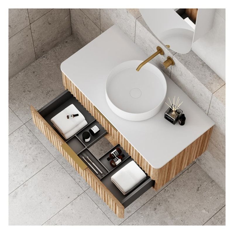 Appartement badkamer vanity met massief houten deurpaneel en aangepaste licht hout graan