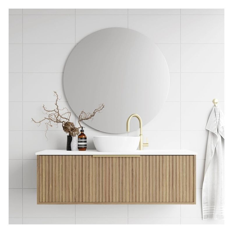 Appartement badkamer vanity met massief houten deurpaneel en aangepaste licht hout graan