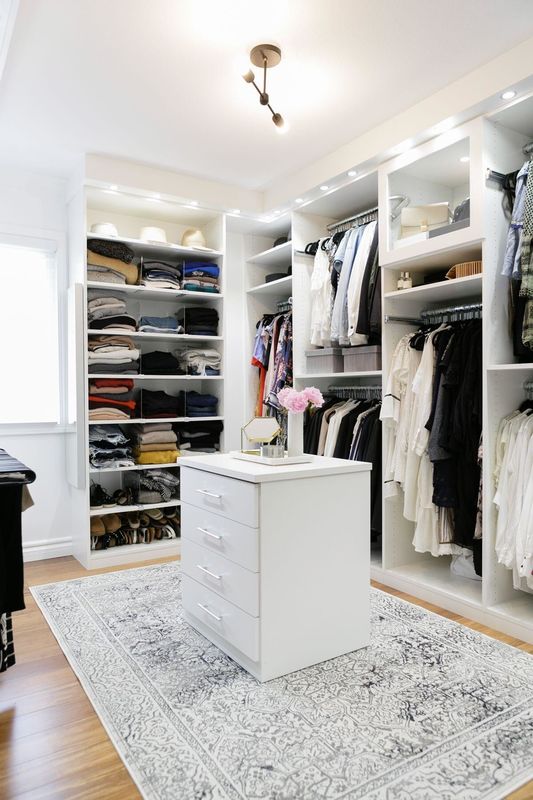 Gepersonaliseerde kast in moderne stijl voor kledingopslag