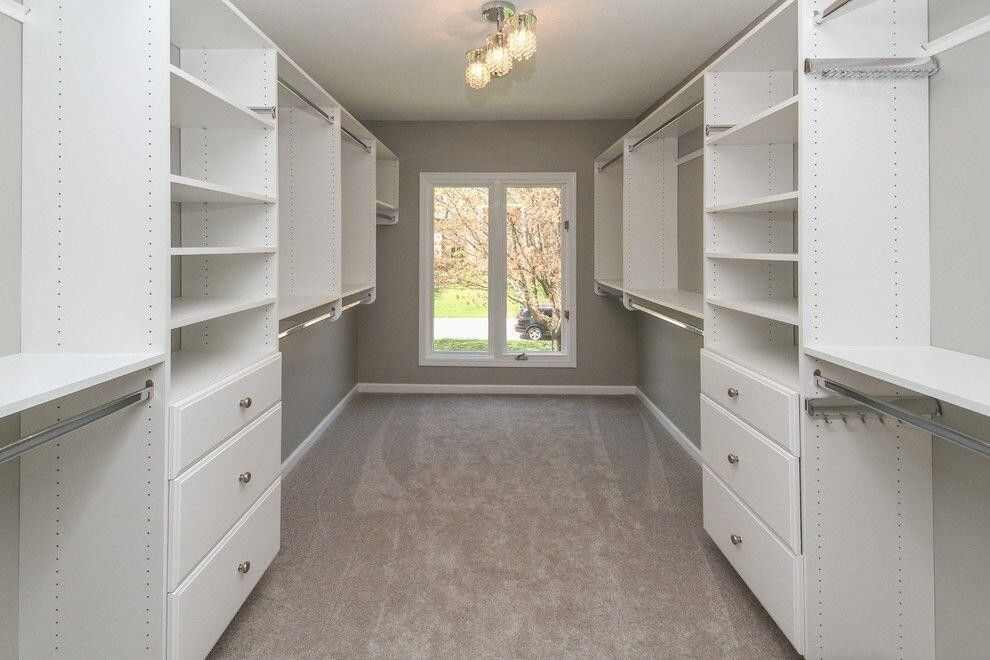 Gepersonaliseerde kast in moderne stijl voor kledingopslag