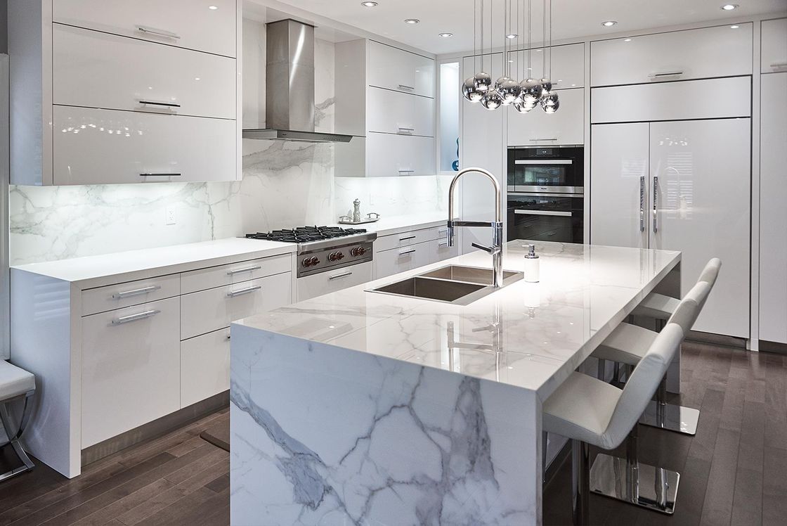 Moderne design stijl Glanzend karkasmateriaal Custom High End Keukenkas met Blum Hardware