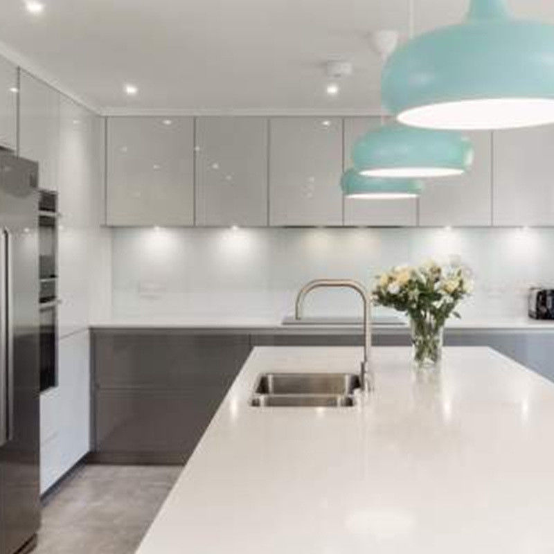 Op maat gemaakte high-end keukenkasten met eiland ontwerpen en moderne glanzende fineer kleur