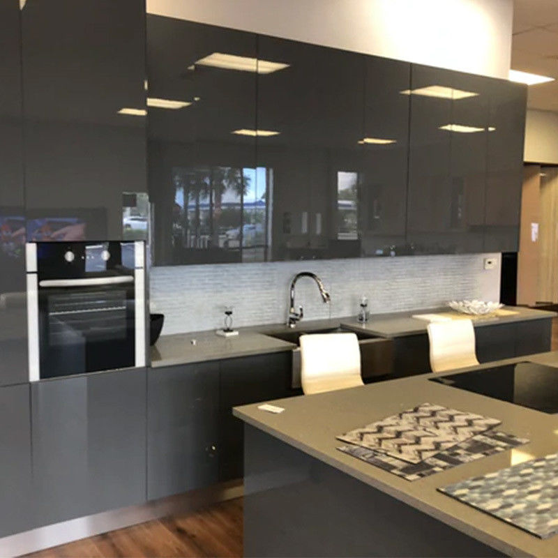 Op maat gemaakte high-end keukenkasten met eiland ontwerpen en moderne glanzende fineer kleur