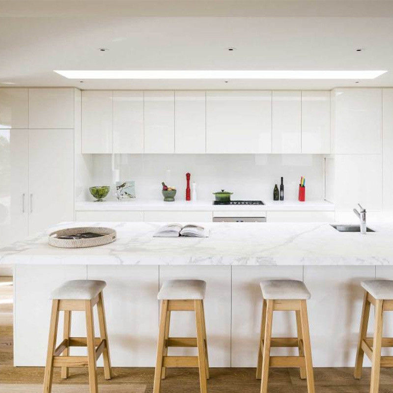 Op maat gemaakte high-end keukenkasten met eiland ontwerpen en moderne glanzende fineer kleur