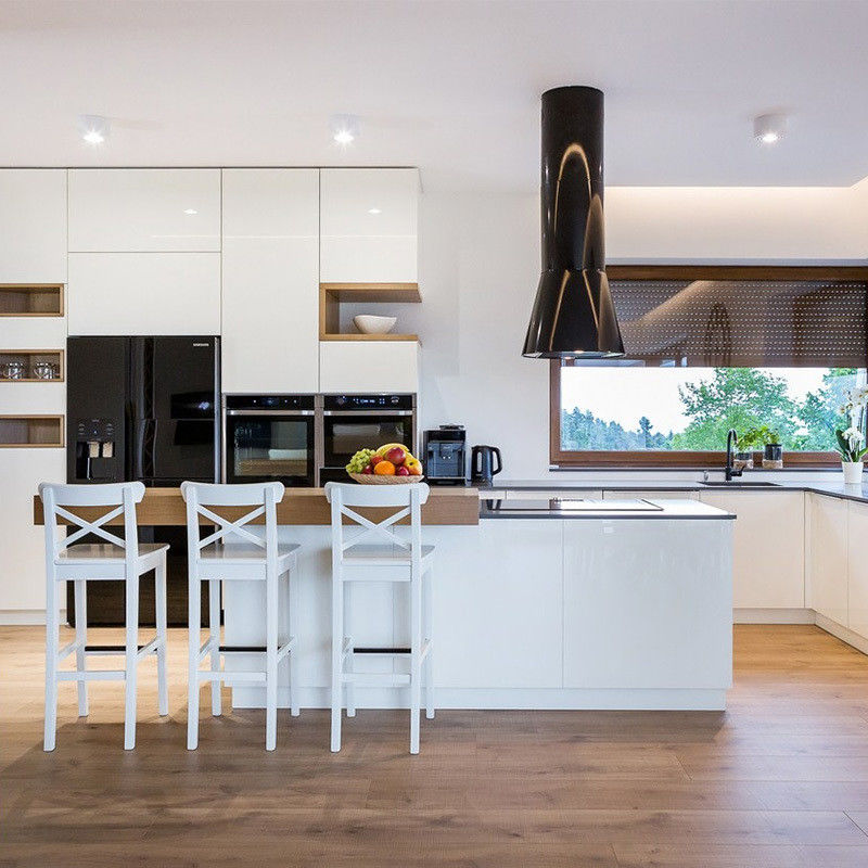 Op maat gemaakte high-end keukenkasten met eiland ontwerpen en moderne glanzende fineer kleur