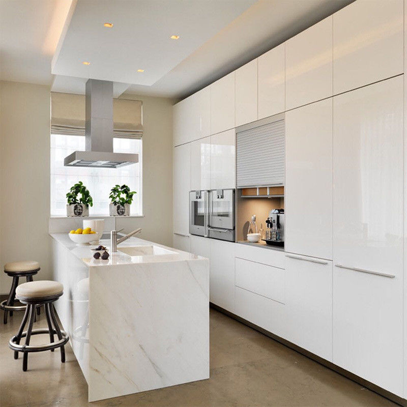 Op maat gemaakte high-end keukenkasten met eiland ontwerpen en moderne glanzende fineer kleur