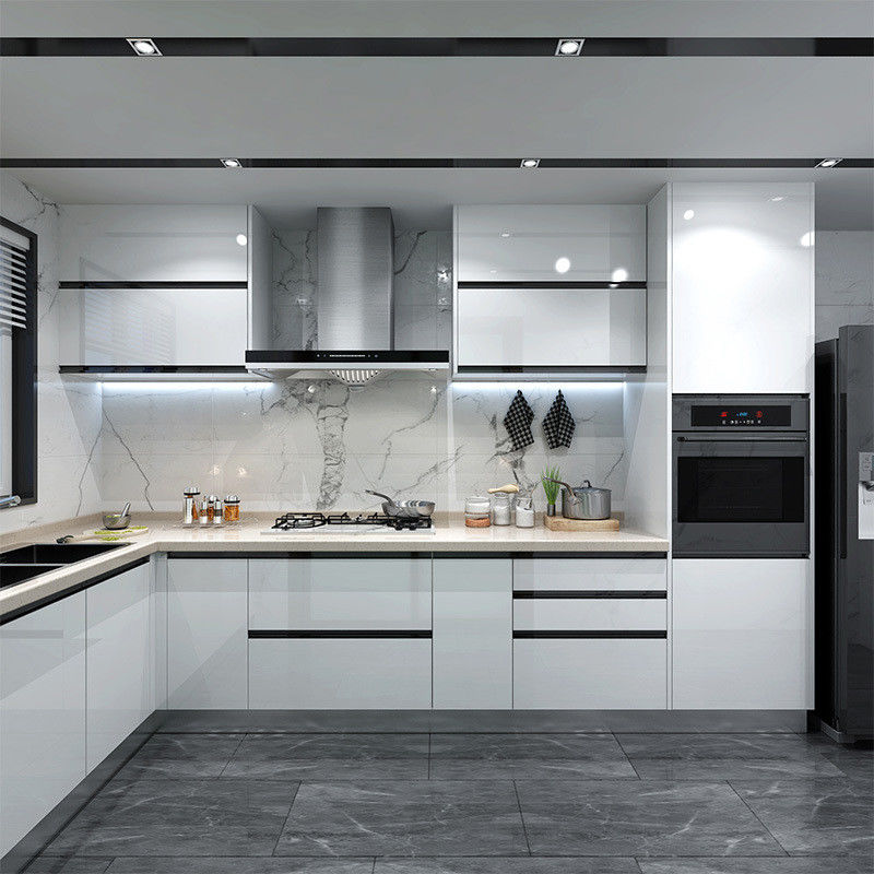 Witte houten kasten voor de renovatie van oude keuken Moderne ontwerpen Custom kasten
