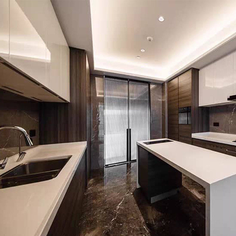 Witte houten kasten voor de renovatie van oude keuken Moderne ontwerpen Custom kasten