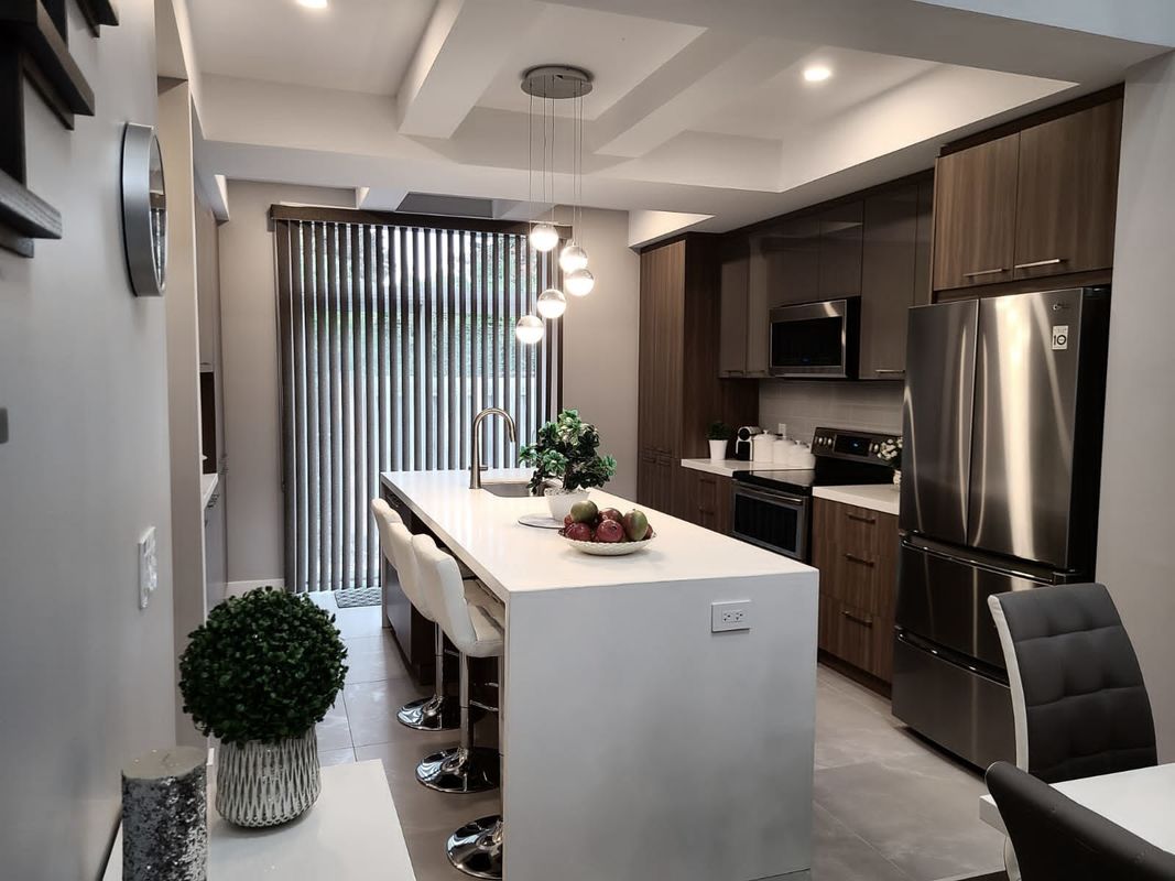 Aangepaste E1 Particleboard Hout Keuken Pantry Kas met aangepaste veneer kleur