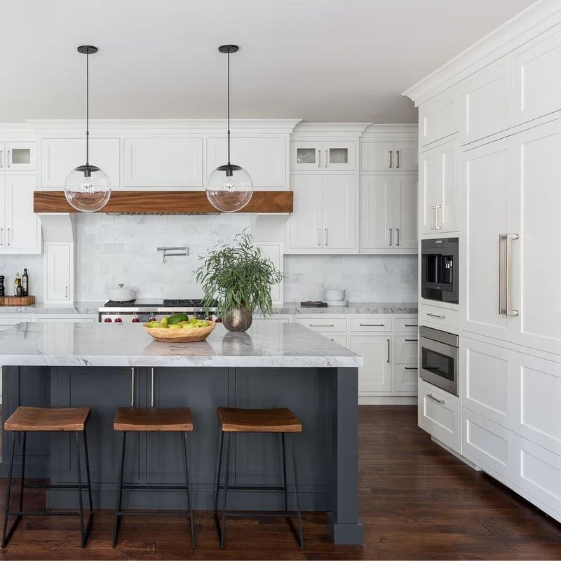Luxe high-end keukenkast met fijn vakmanschap en houten shaker ontwerp