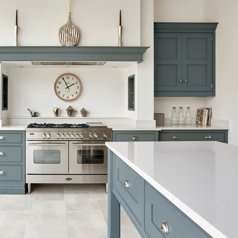 Luxe high-end keukenkast met fijn vakmanschap en houten shaker ontwerp