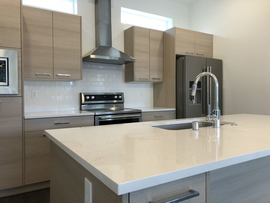Gepersonaliseerde veneer kleur luxe keuken muurkas met kwarts steen toonbank