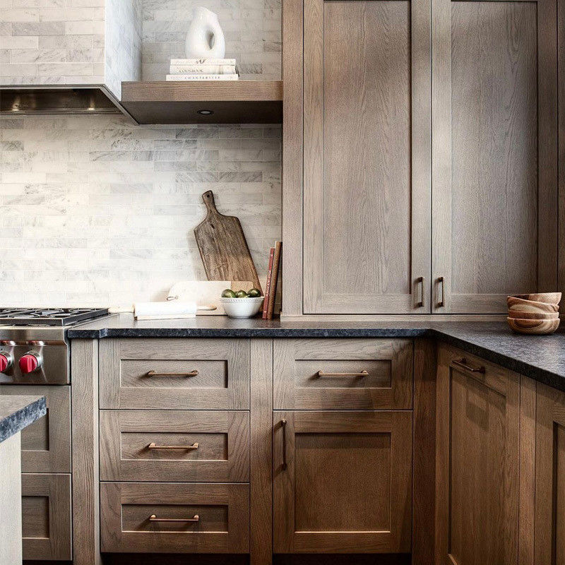 Keukenkastjes van massief hout met gebovelde kant, kant van het bureau en MDF-deurmateriaal
