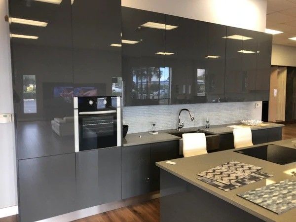Modern Design Gloss Keukenkast Set gemaakt van massief hout en Toe Kick Accessoires