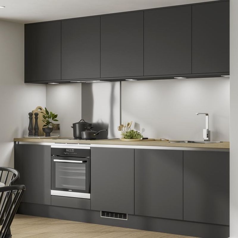 Moderne keukenkast in mat wit voor renovatie van oude keuken in villa