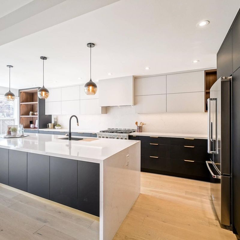 Moderne keukenkast in mat wit voor renovatie van oude keuken in villa