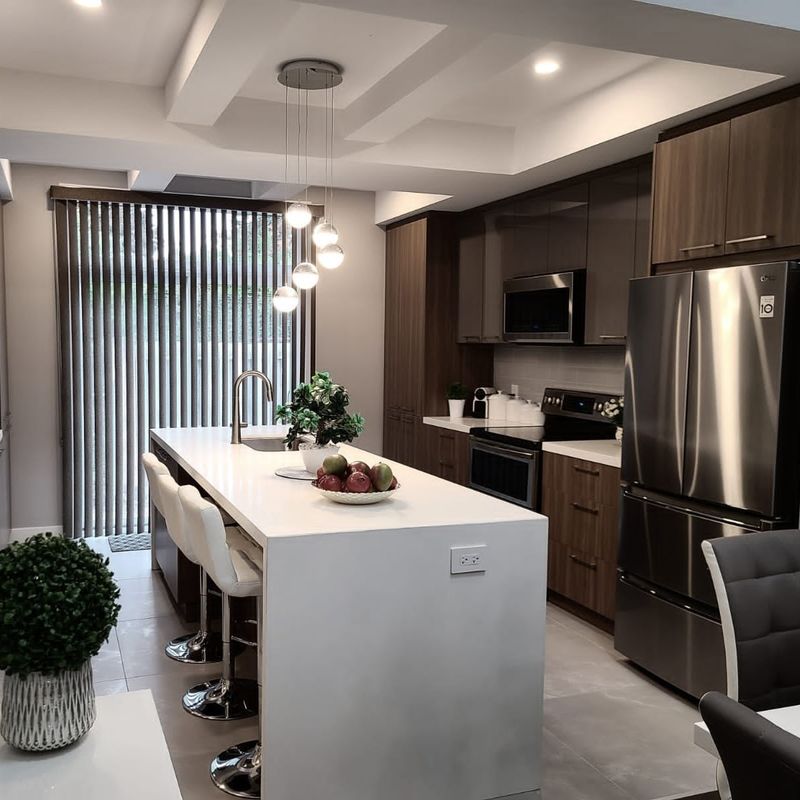 Moderne keukenkast in mat wit voor renovatie van oude keuken in villa