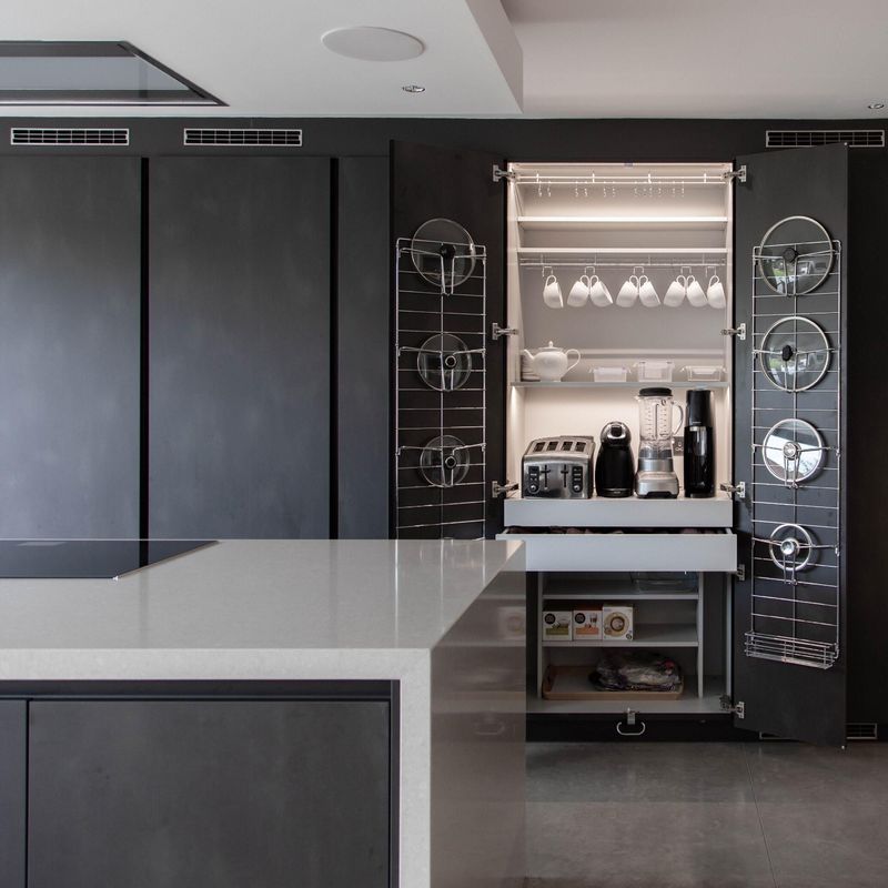 Moderne keukenkast in mat wit voor renovatie van oude keuken in villa