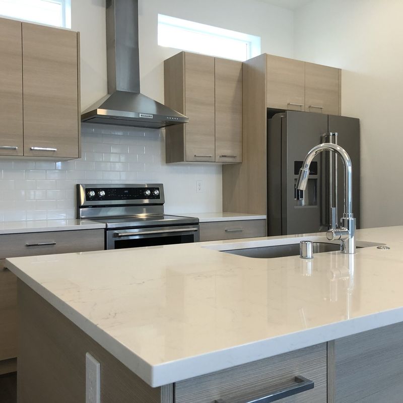 Moderne keukenkast in mat wit voor renovatie van oude keuken in villa