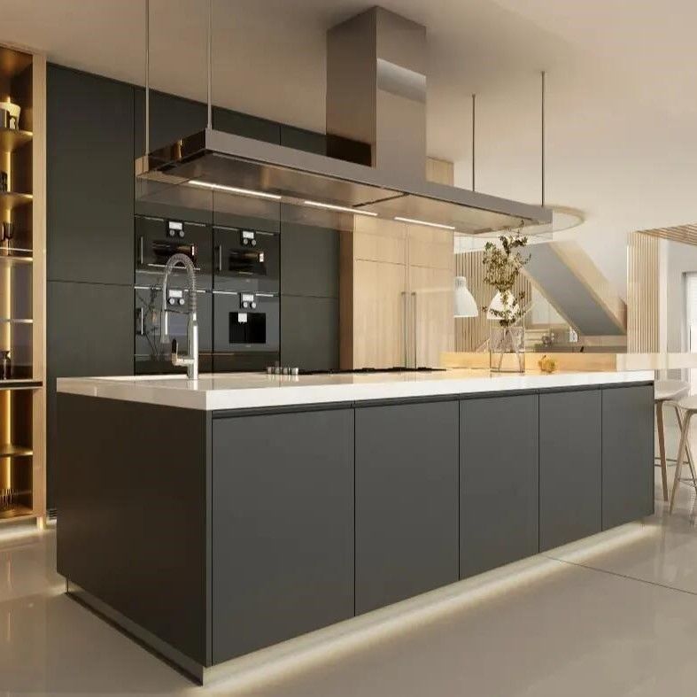 Moderne keukenkast in mat wit voor renovatie van oude keuken in villa