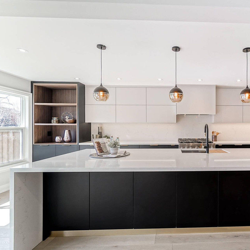 Op maat gemaakte veneer kleur lak schilderen Moderne keukenkasten van villa / appartement