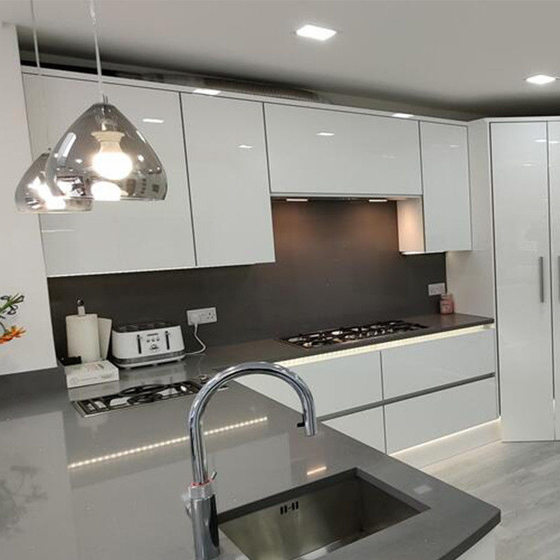 Gepersonaliseerde verniskleur YALIG Moderne stijl Houten luxe high-end keukenkast