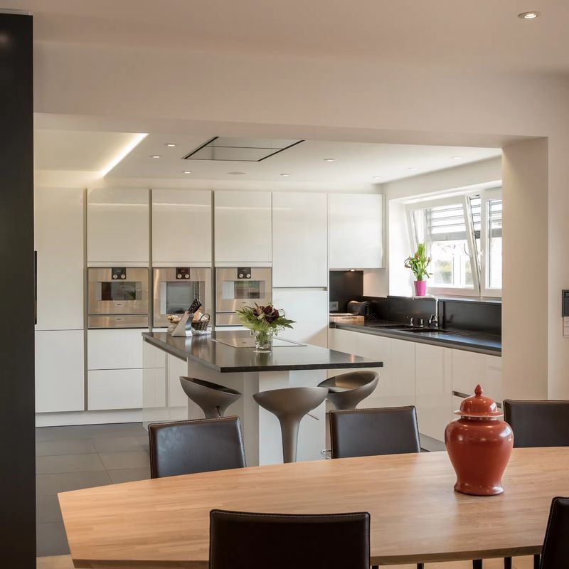 Op maat gemaakte veneer kleur wit pvc keukenkasten voor modern design op de markt