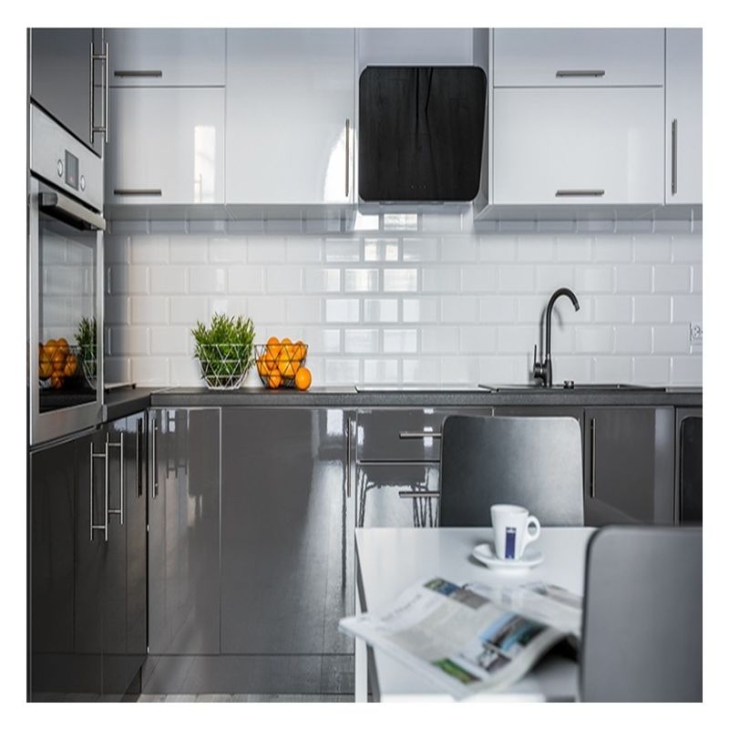 Massieve houten keukenkasten met keuken-eilandontwerp in moderne romantische minimalistische stijl