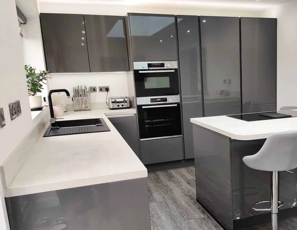 Behoorlijke Lazy Susan opslag in Donkere Pantry Unit Keukenkasten met Blum Hardware