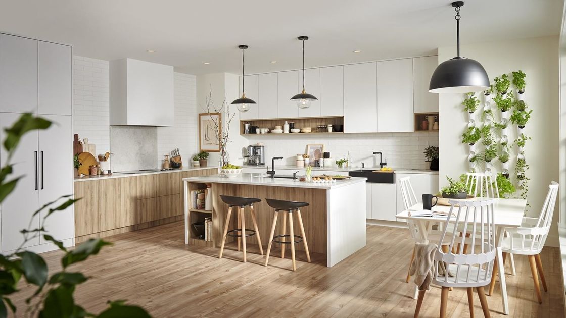 Behoorlijke Lazy Susan opslag in Donkere Pantry Unit Keukenkasten met Blum Hardware