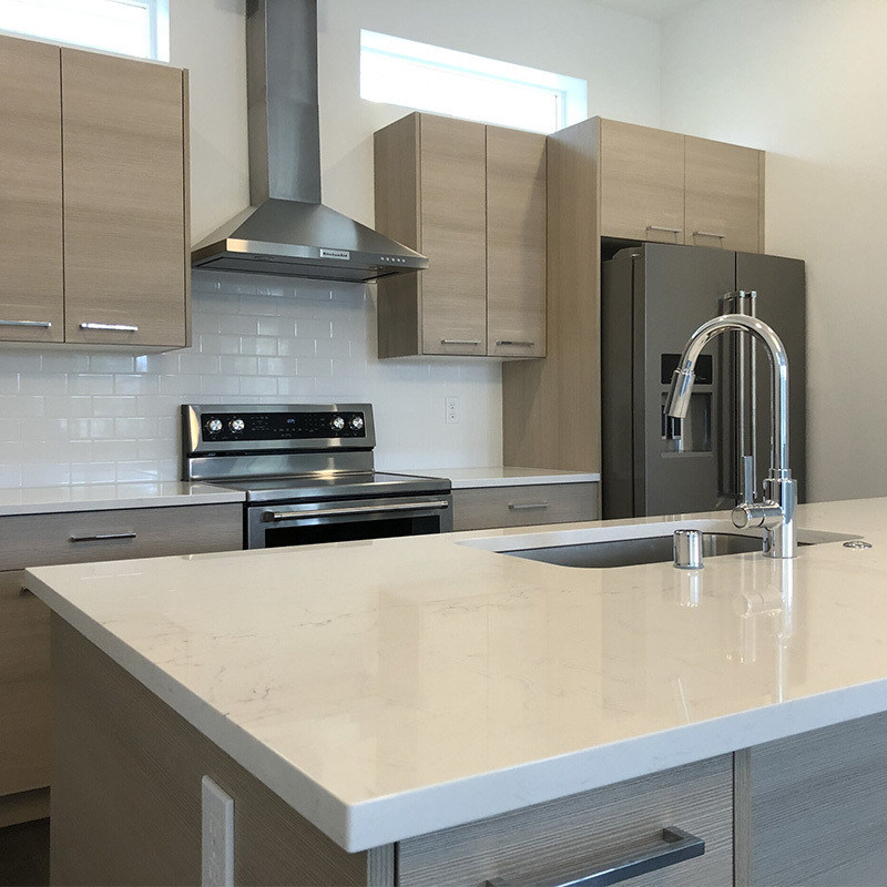 Waterdichte en duurzame keukenkastjes van aangepaste fineerkleur voor moderne luxewoningen