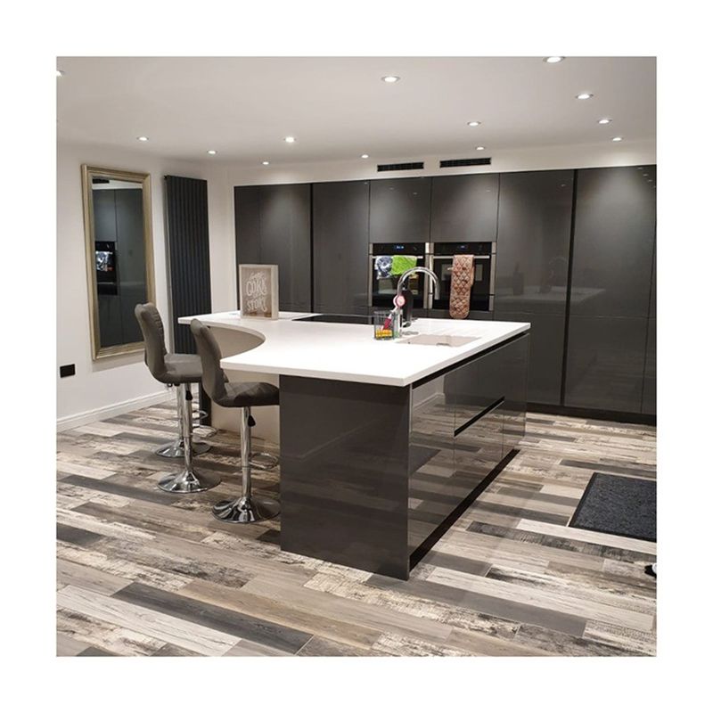 Blum Hardware Keuken Eiland Pantry kast met massief houten deurpaneel in zwart ontwerp