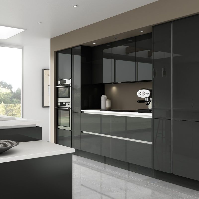 Blum Hardware Keuken Eiland Pantry kast met massief houten deurpaneel in zwart ontwerp