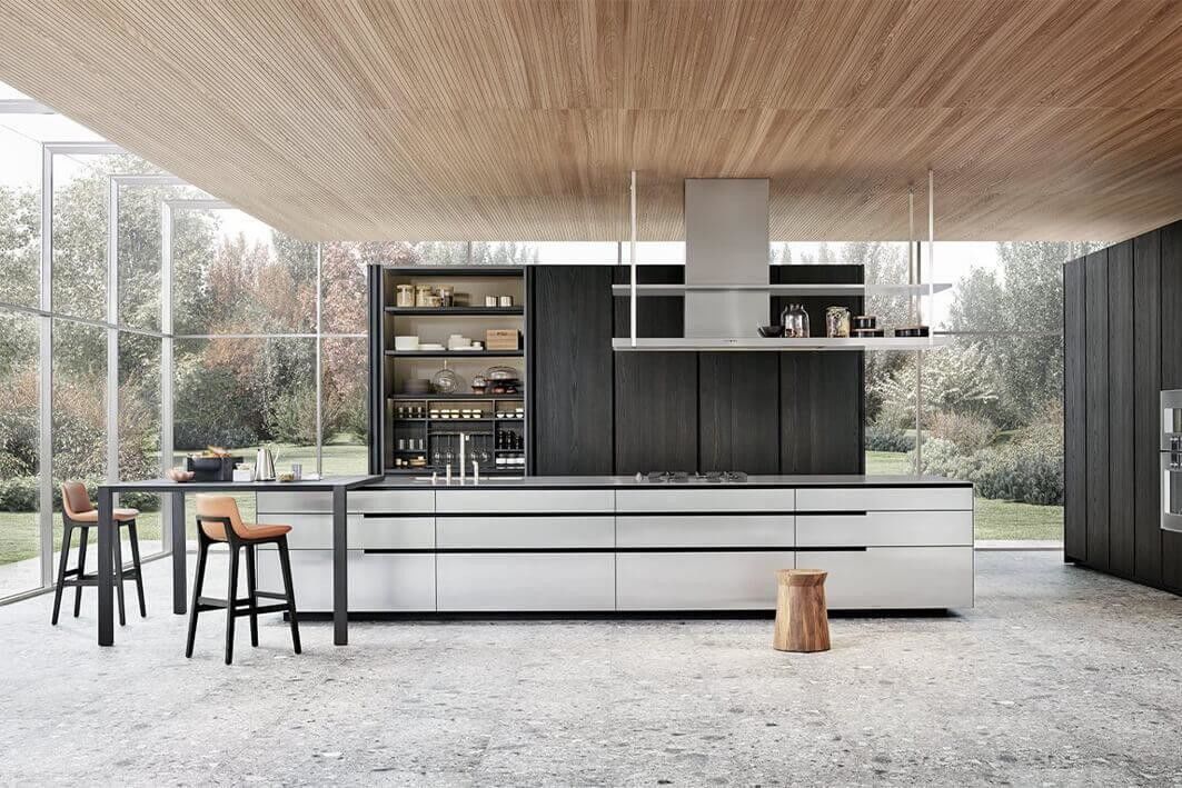Moderne keuken pantry kast in zwart met bar en Blum hardware