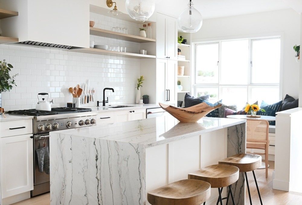 Moderne keuken pantry kast in zwart met bar en Blum hardware