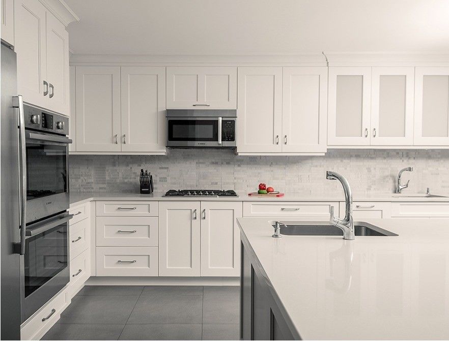 Moderne keuken pantry kast in zwart met bar en Blum hardware