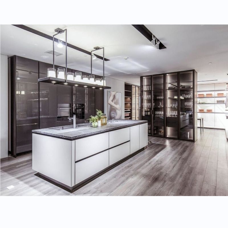 Moderne keuken pantry kast in zwart met bar en Blum hardware