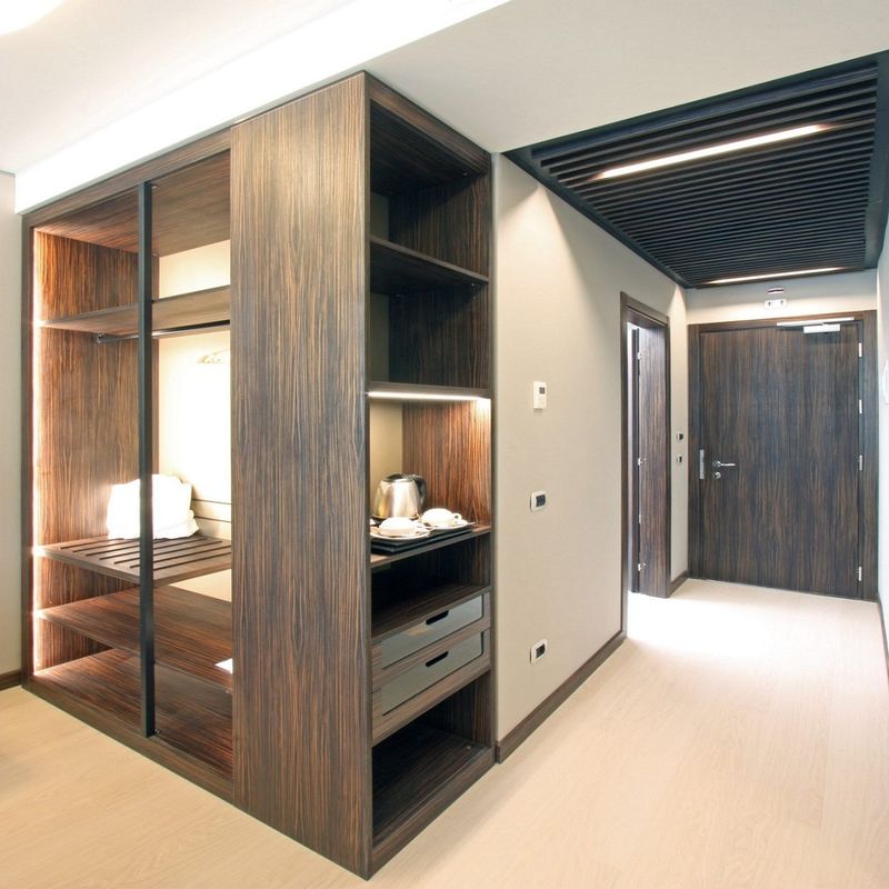 Opvouwbare panelen Houten moderne slaapkamer kast kast Design voor High End Custom Hotel