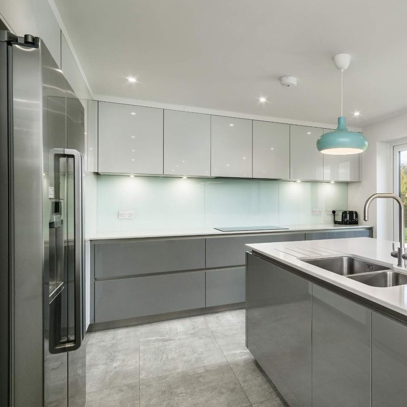 Moderne keukenmeubilair met Blum-hardware en aangepast houtontwerp van fineerkleur