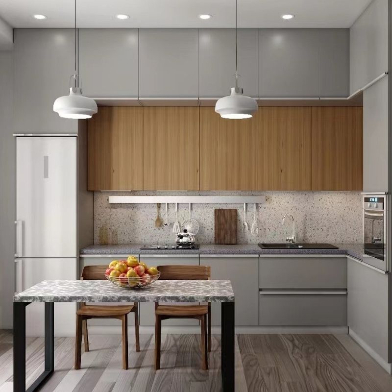 Moderne keukenmeubilair met Blum-hardware en aangepast houtontwerp van fineerkleur