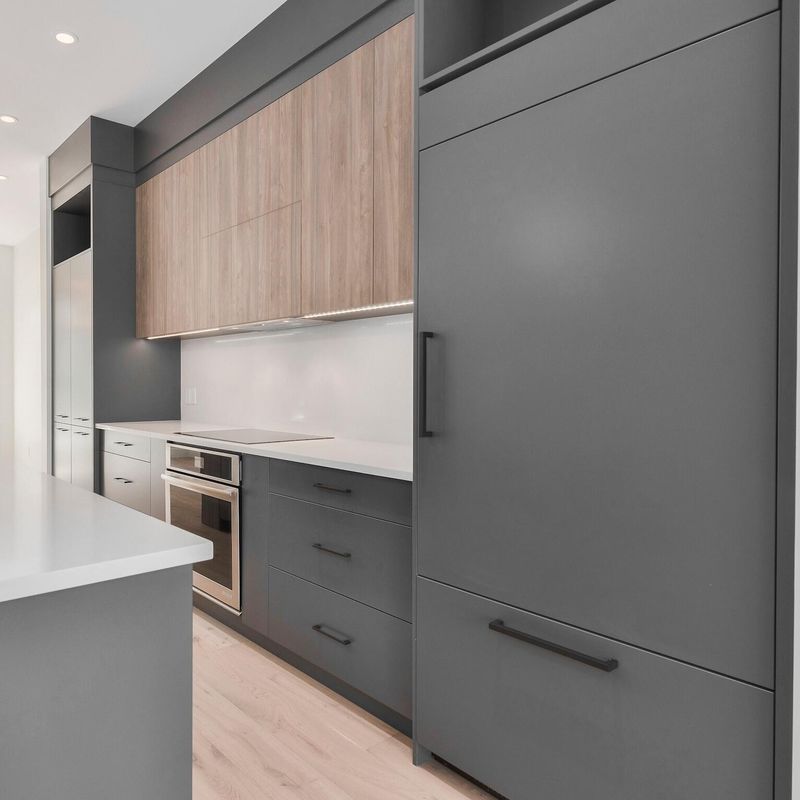 Moderne keukenmeubilair met Blum-hardware en aangepast houtontwerp van fineerkleur