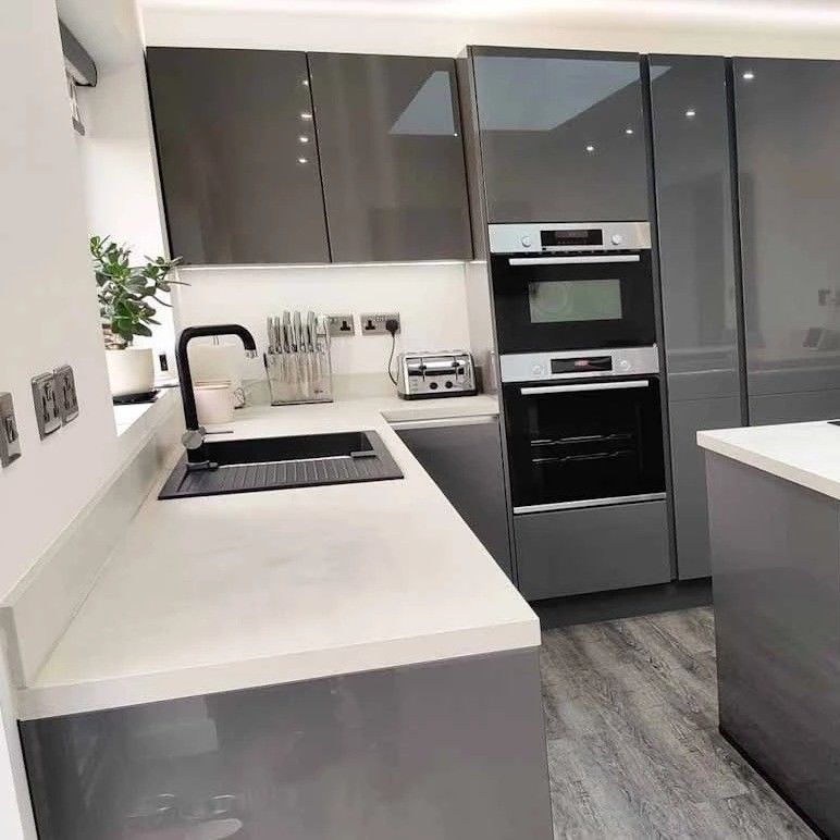 Glass Used Hanging Black Pvc Stand Alone Kitchen Cabinet met een aangepaste verniskleur