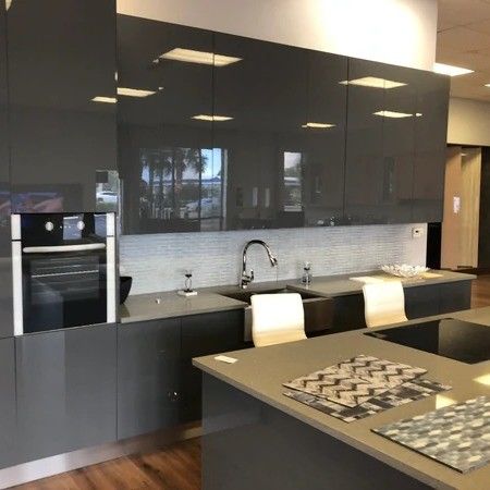 Glass Used Hanging Black Pvc Stand Alone Kitchen Cabinet met een aangepaste verniskleur