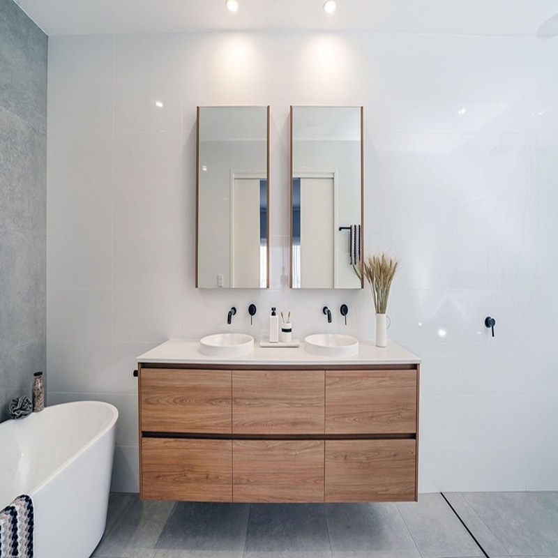 Moderne Euro-stijl badkamer vanity met hout graan drijvende vanity en zilveren spiegel