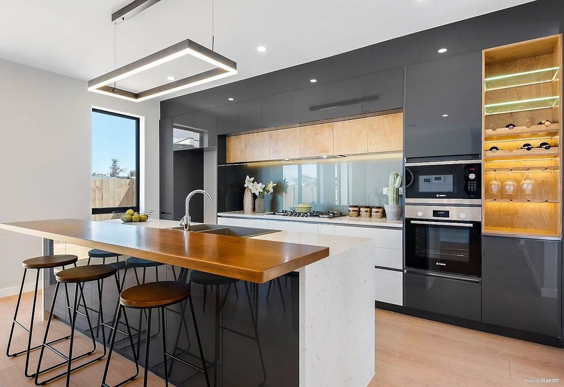 Huiskeuken Glanzende keukenkas met HDF-deurmateriaal en modern ontwerp