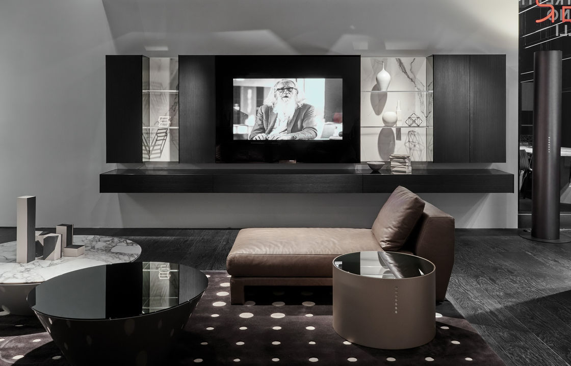 Houten panelen in de woonkamer, tv-eenheid en koffietafel voor appartementen