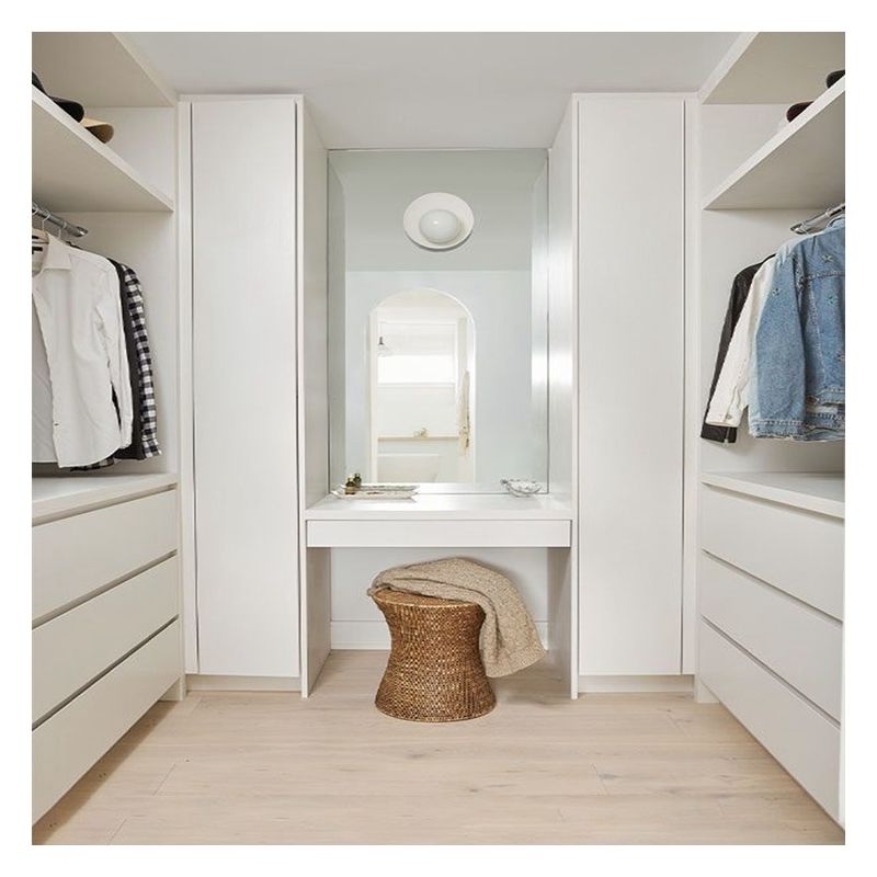 Gepersonaliseerde kleedkamer met minimalistische houten opslagoplossing voor slaapkamermeubilair